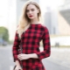 Red checkered dress - kaakit-akit na kaibahan