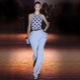 Pantalon na nakasakay sa mga pigi