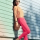 Ano ang maaari kong magsuot ng coral pants?