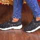 รองเท้าผ้าใบกับ rhinestones