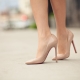 Beige high-heeled na sapatos