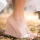 Mga sapatos na beige wedge