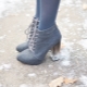 Ankle boots na may mga takong at puntas-up