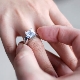 คุณสวมแหวนแต่งงานมืออะไร?