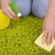 Paano linisin ang karpet sa bahay na may soda at suka?