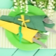 เราพับกระดาษเช็ดปากสำหรับโต๊ะวันหยุด