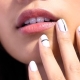 White manicure na may pilak: mga ideya at fashion trend