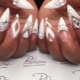 White manicure na may rhinestones: mga tampok ng disenyo at mga naka-istilong ideya