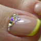 เล็บเท้าฝรั่งเศสที่สวยงามด้วย rhinestones