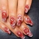 Red manicure na may isang pattern: mga tampok at disenyo ng mga halimbawa