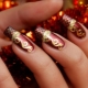Red manicure na may ginto: royal luxury at chic