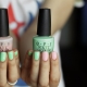 Mga trend ng fashion upang lumikha ng pink-green manicure