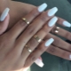 Hindi karaniwang white manicure para sa mahaba at maikling mga kuko