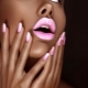Pink manicure: naka-istilong disenyo at diskarte