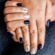 Blue manicure na may pilak