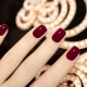 Madilim na pulang manicure: mga pagpipilian sa disenyo at mga trend ng fashion