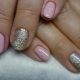 Mga variant ng pink manicure na may mga sparkle