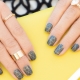 Ang disenyo ng kuko na may grey gel polish