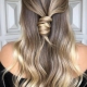 Nagtatampok ng mahabang blond hair