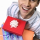 Paano pumili ng regalo para sa iyong anak?