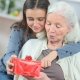 Quà tặng cho bà ngoại trong 80 năm: những ý tưởng và đề xuất tốt nhất để lựa chọn