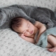 ทารกแรกเกิดและแมวในอพาร์ตเมนต์
