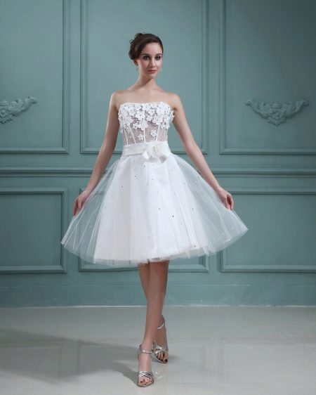 ชุดแต่งงานสั้นพร้อมappliqué