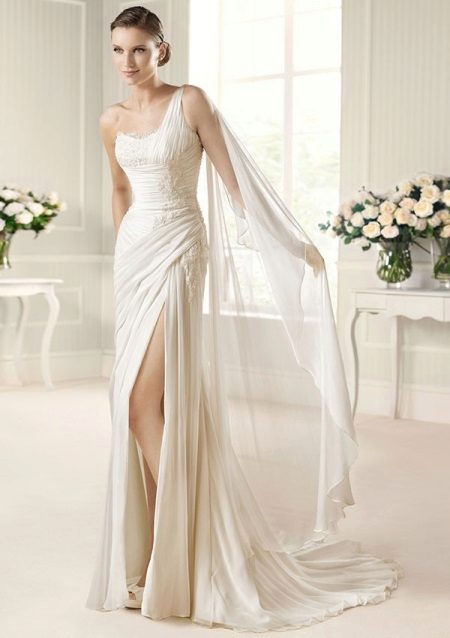 Váy cưới cô dâu thẳng với một bên vai