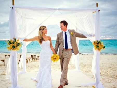 Váy cưới thẳng cho một đám cưới bãi biển.