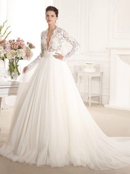 Váy cưới lộng lẫy với đường viền cổ sâu