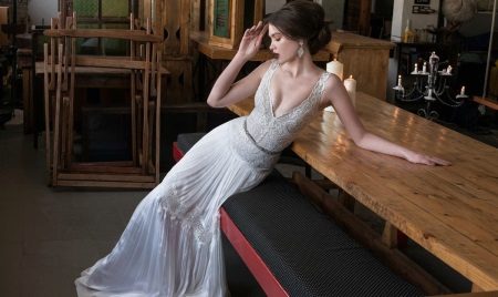 Váy cưới trắng dài gợi cảm.