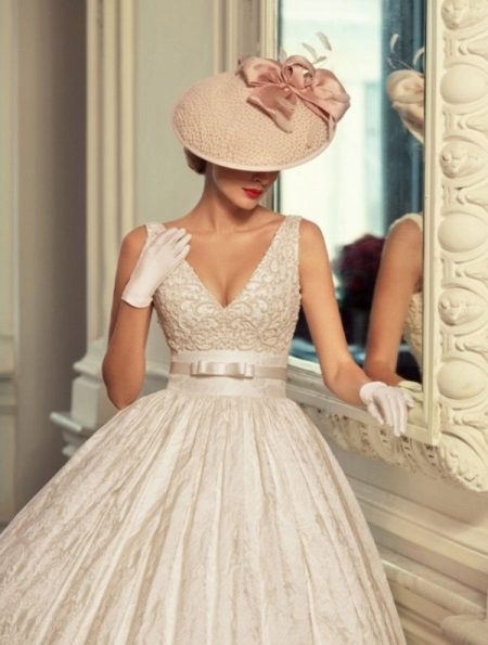 Váy cưới A-line với đường viền cổ sâu