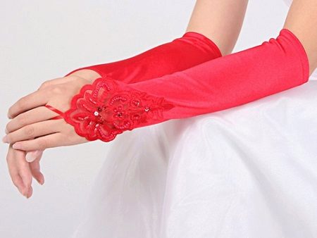 ถุงมือสีแดงในโทนเพื่อริบบิ้นสีแดงของชุดแต่งงาน
