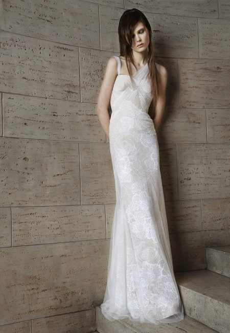 Váy cưới thẳng của Vera Wong