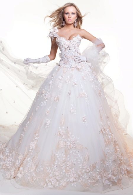ชุดแต่งงานกับดอกไม้appliquéโดย Oksana Mucha