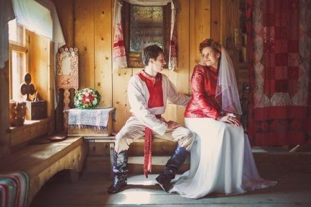 ชุดแต่งงานในสไตล์รัสเซียพร้อมผ้าคลุม