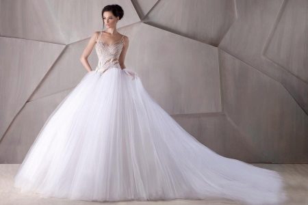 Váy cưới với voan tàu