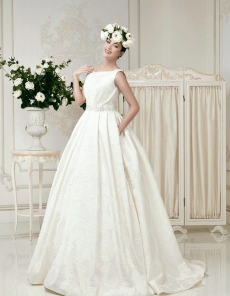Váy cưới lộng lẫy từ một chiếc bánh crepe de Chine với một chuyến tàu