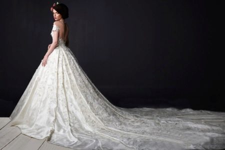Váy cưới với một chuyến tàu dài