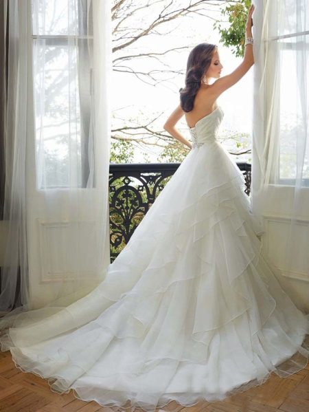 Váy cưới lộng lẫy với vòng lặp nhiều lớp