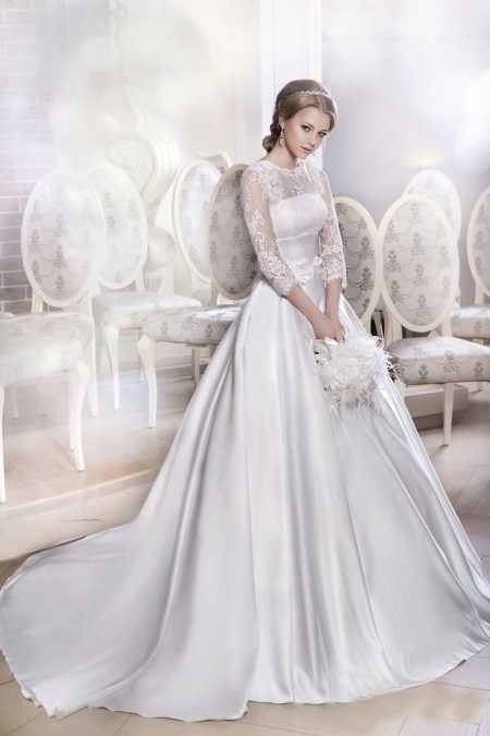 Trang phục lộng lẫy với một đám cưới xe lửa