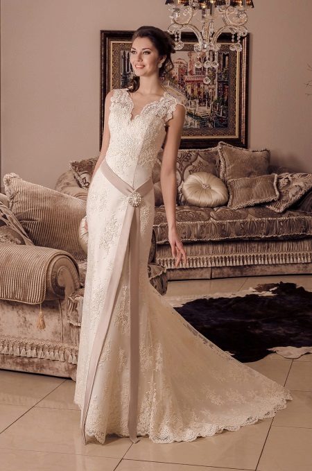ชุดแต่งงานจาก Viktoria Karandasheva ด้วยลูกไม้