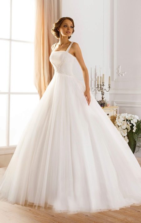 ชุดแต่งงานสุดหรูจาก Naviblue Bridal