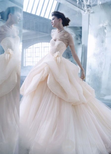 Váy cưới dạng trừu tượng
