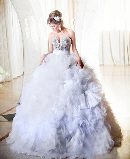 Váy cưới với váy xòe và hoa