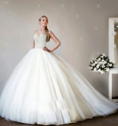 Váy cưới ren lộng lẫy