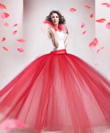 Váy cưới màu đỏ với corset trắng