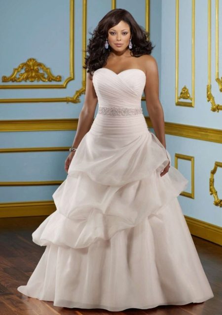 ชุดแต่งงานจาก Tulle สำหรับแอปเปิ้ล