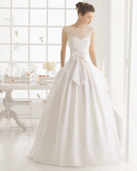 Váy cưới lộng lẫy với đường viền cổ áo ảo giác