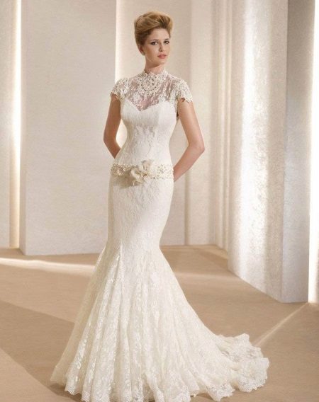Váy cưới có cổ kín, vai và đường viền cổ áo